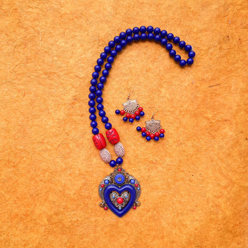 BLUE AND PURPLE BEADS WITH A BEAUTIFUL PENDANT NECKLACE AND EARRING SET